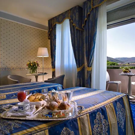 Bristol Buja Hotel